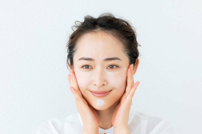 顔をおさえる女性