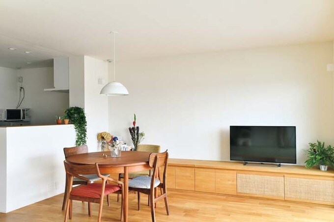 壁際にテレビ台兼ベンチを造作したリビングダイニング