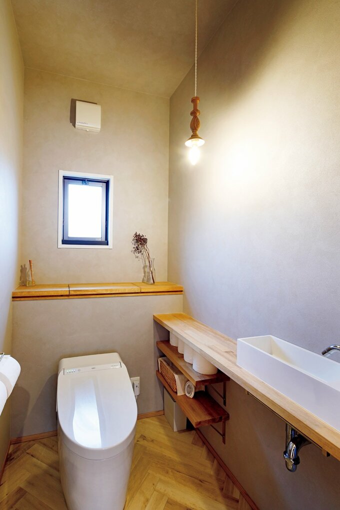 トイレはタンクレスタイプに変更