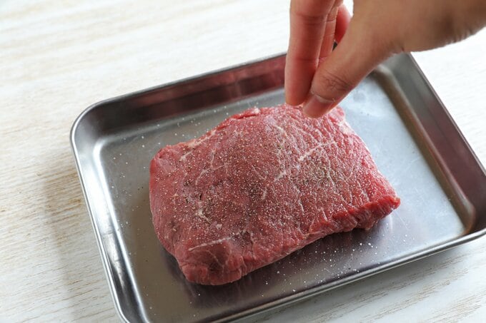 肉に塩をふる