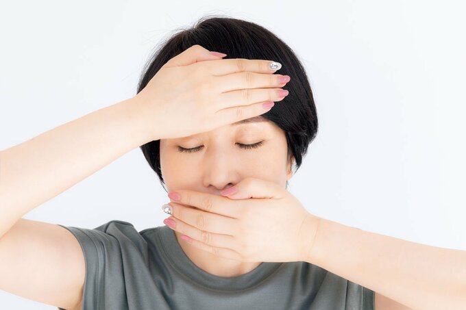 1円玉大を押しづけ女性