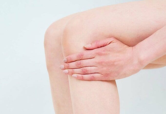 座った状態で足三里を手のひらで押している