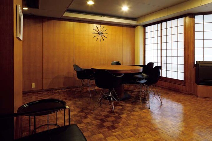 モダニズムと和の伝統が調和したリビングダイニング