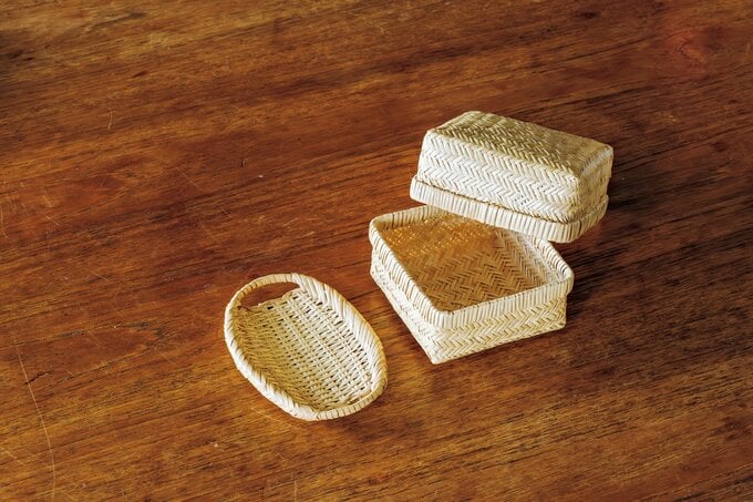 木製の編みかごのミニボックスとミニトレイ