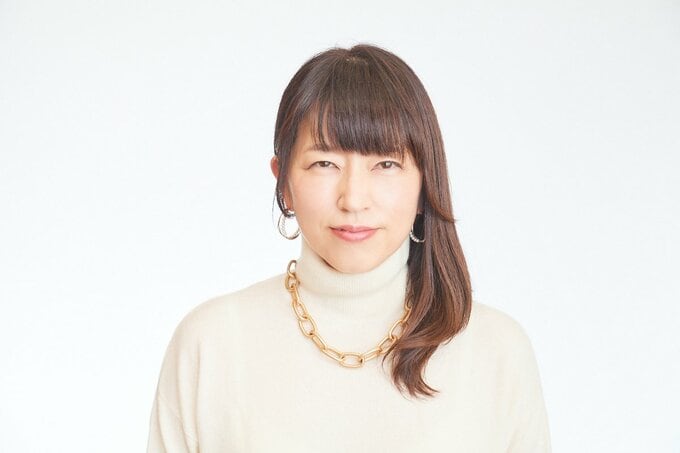 サイドまとめの女性