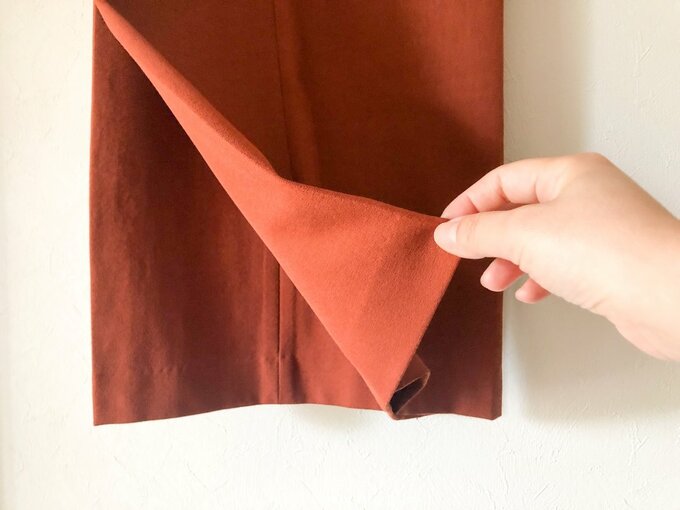 速乾ボトムス赤を触る様子