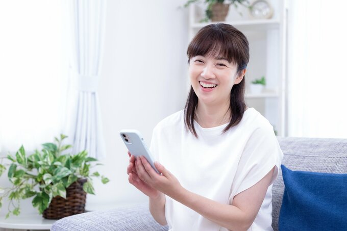 スマホをもつ女性