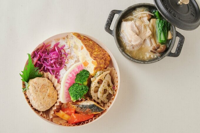サバのトマト煮、サツマイモとレンコン入りのオムレツ、きんぴらバーグなど、おかずたっぷりのお弁当