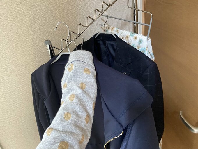 ハンガーに洋服をかける