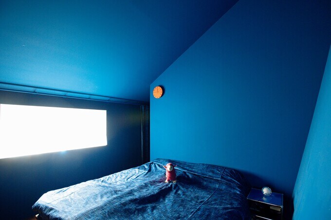 すべて青で統一された寝室