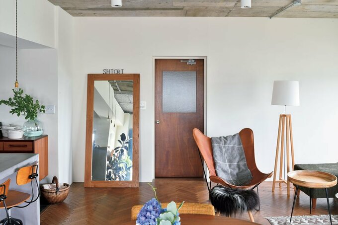 リビング真正面にドアと全身鏡