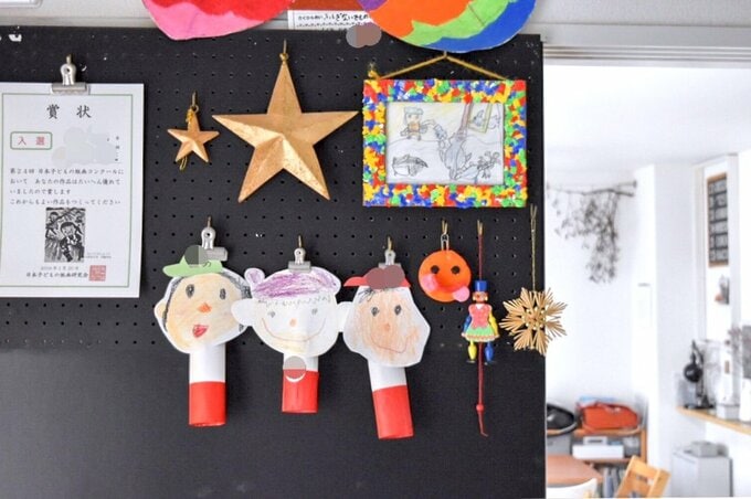 子どもの作品を飾っている様子