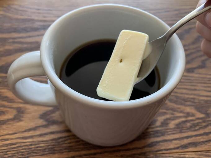 コーヒーにバターアイスを入れる様子