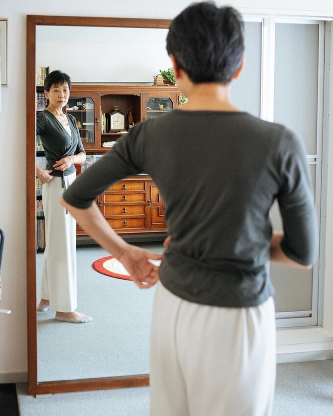 鏡にうつった女性