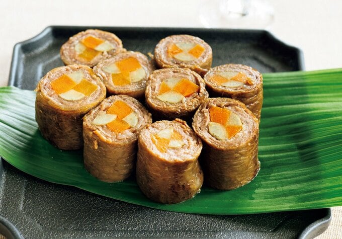 お皿に盛りつけられた八幡巻き