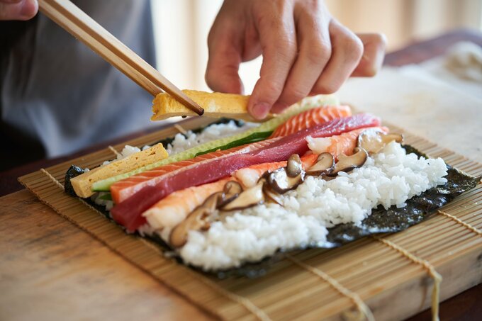 恵方巻をつくっている