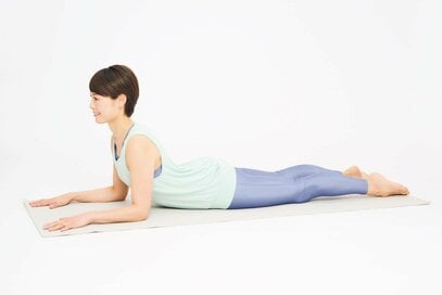 たった1分でストンと眠れる「寝落ちヨガ」。自律神経が整い肩こり解消にも効く