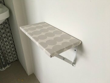 狭すぎる洗面所にちょい置きスペースを。便利でおしゃれな折りたたみ棚をDIY