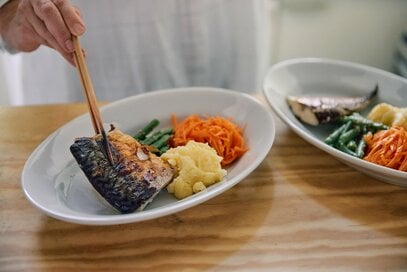 60代・夫婦ふたり暮らしの「リアルな食事」。干物を冷凍ストック、毎朝食べる味つけ卵は麺つゆに漬けるだけ