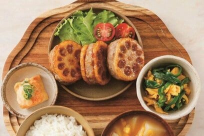 サクサクした「レンコンのはさみ焼き献立」。一汁三菜で見た目も華やか、おぼんが決め手