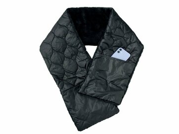 330円「スマホが入るマフラー」に大歓喜。《ダイソー》で見つけた奇跡の冬グッズ4つ