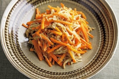笠原将弘さんの絶品副菜　「エノキとニンジンのゴマ炒め」レシピ。10分で完成、ゴマの風味と食感がたまらない