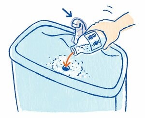 タンクの中と水受けに重曹をかける