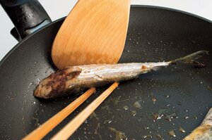 フライパンの縁を使ってひっくり返す