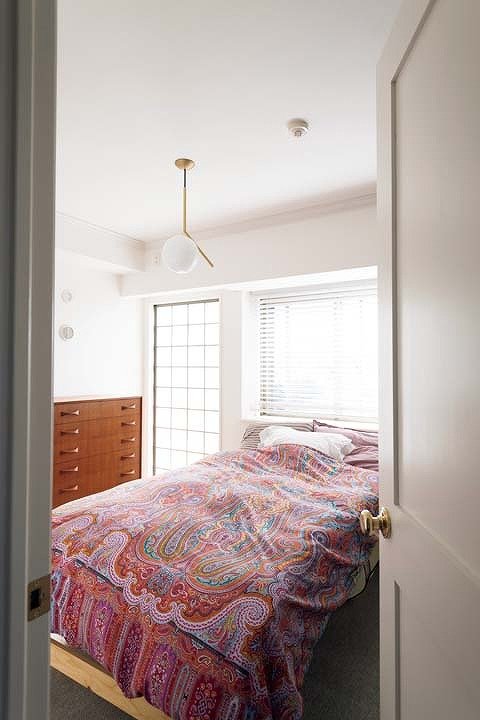 ガラスブロック越しに光入る寝室