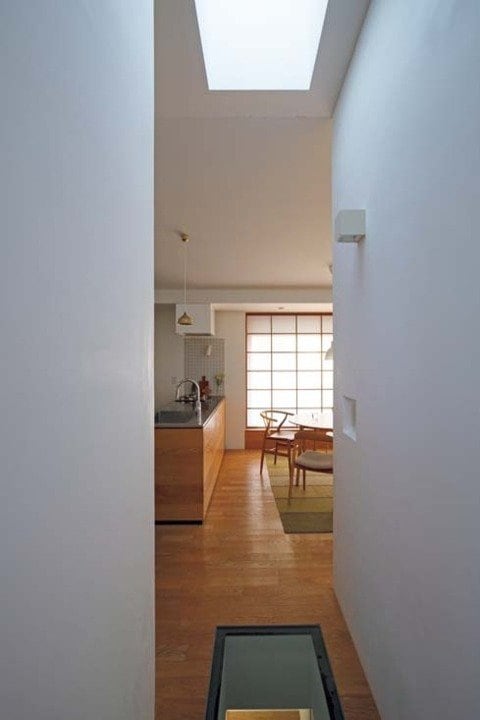 東西をつなぐ廊下の上の天窓