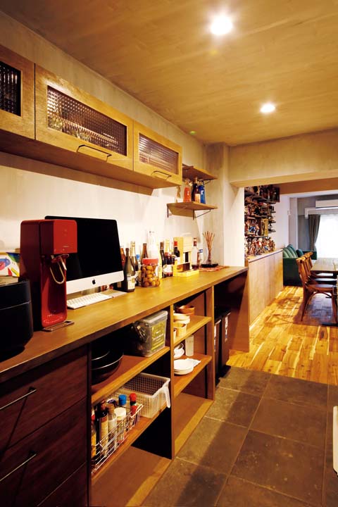 ツガ材で造作した食器棚