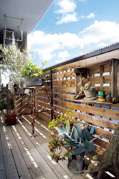 バリエーション豊かなグリーンが並ぶバルコニー