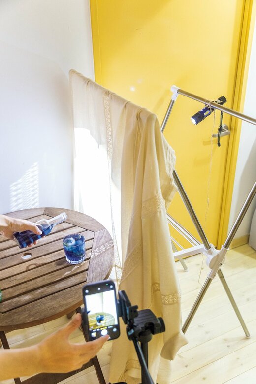 レースのカーテンで光量を調節し撮影している様子