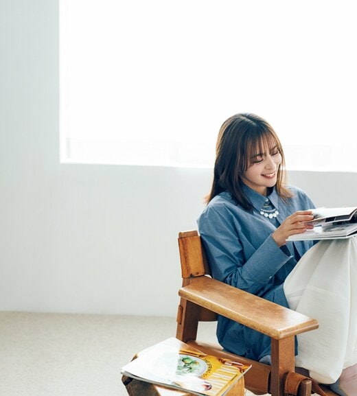 椅子に座って雑誌を読む女性