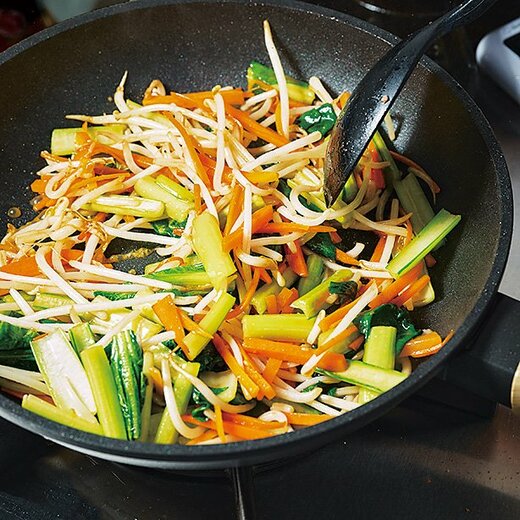 野菜を炒める様子