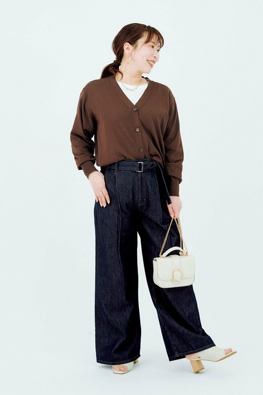 濃い色のデニムを履いたやまみさん