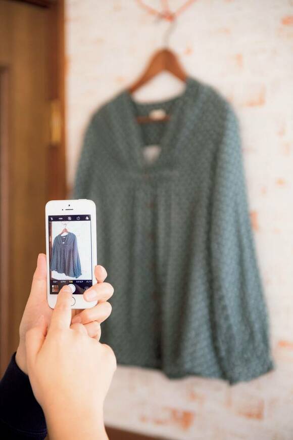 洋服を撮影する様子