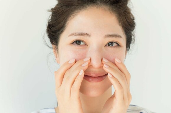 両手で小鼻をさわる