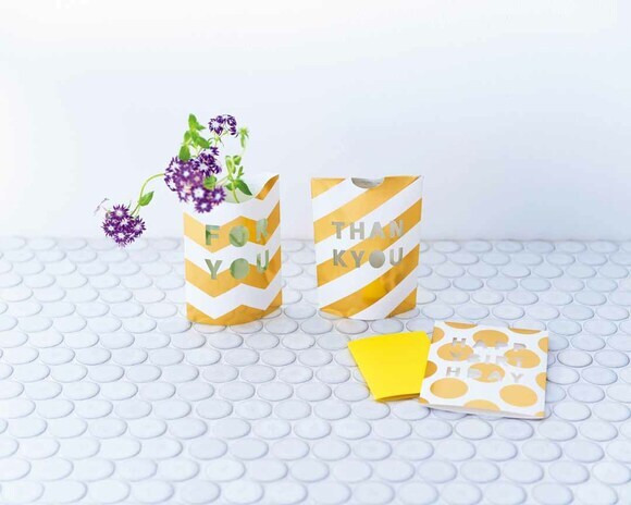 花束を贈るときに添えたい　花ビンにもなるメッセージカード