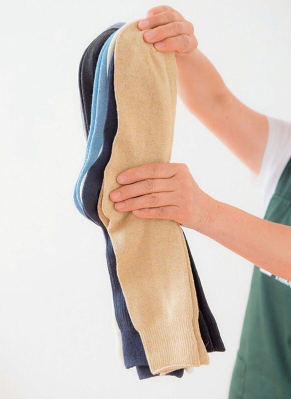 3足の靴下を両手で持つ