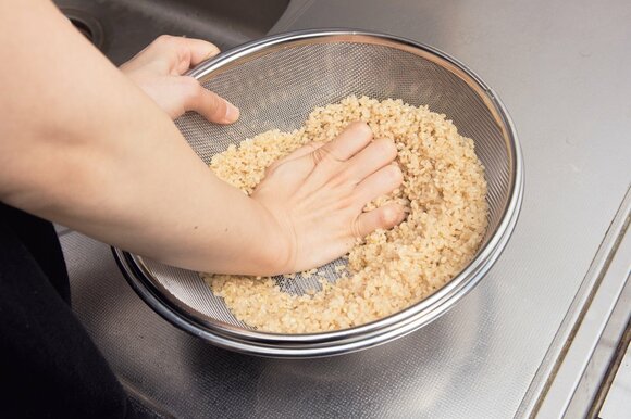 表面に傷をつけるように