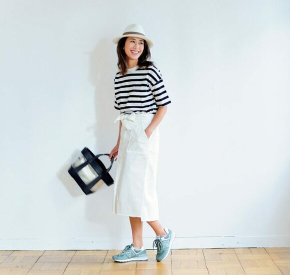 ボーダー、白スカートの女性