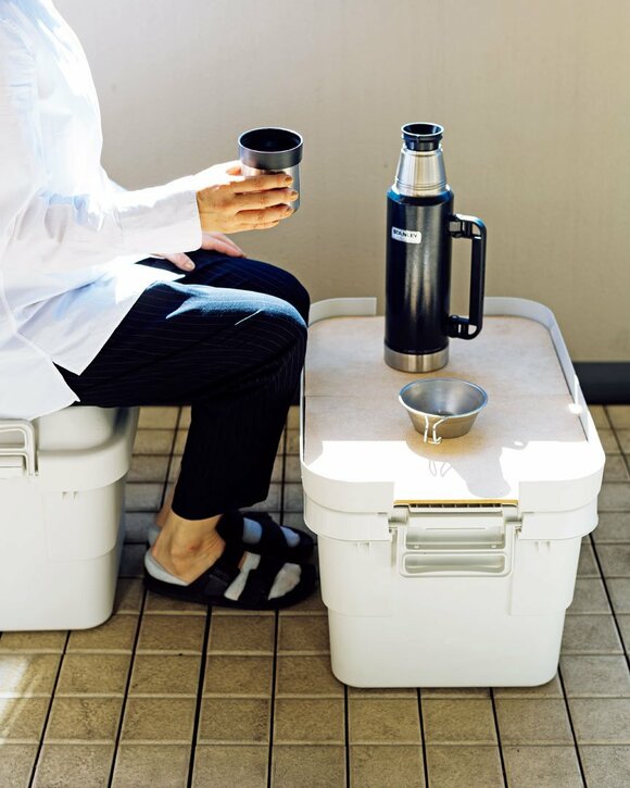 白ボックスをイスとテーブルに