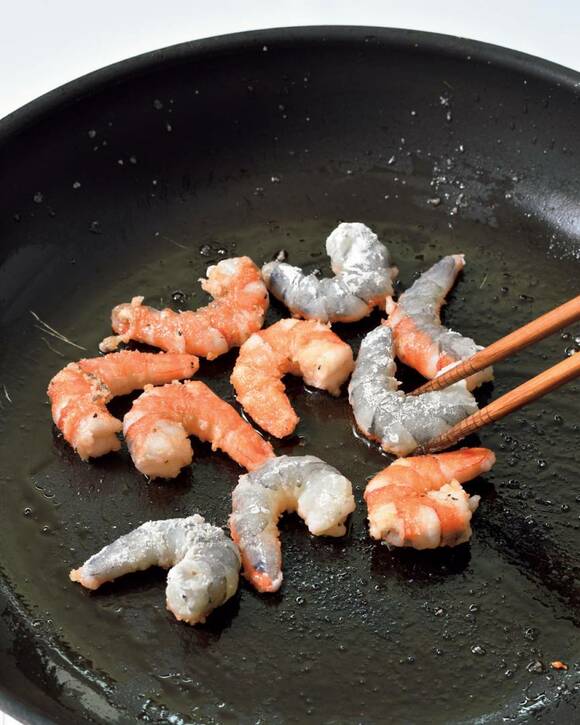フライパンにエビ