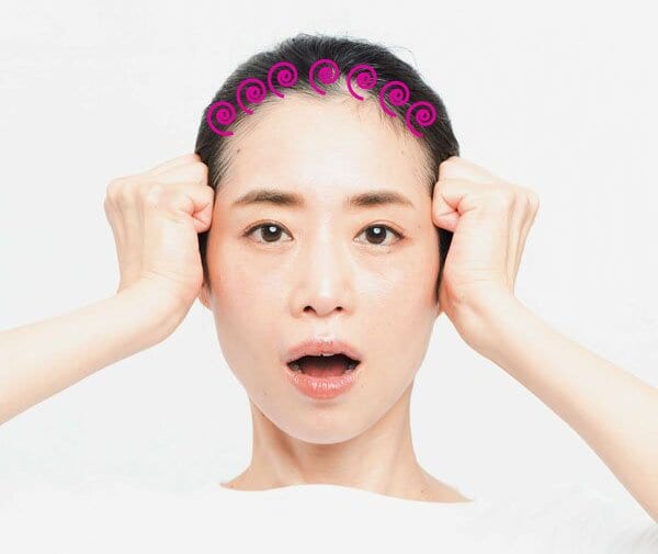 こめかみまでこぶしで動かす