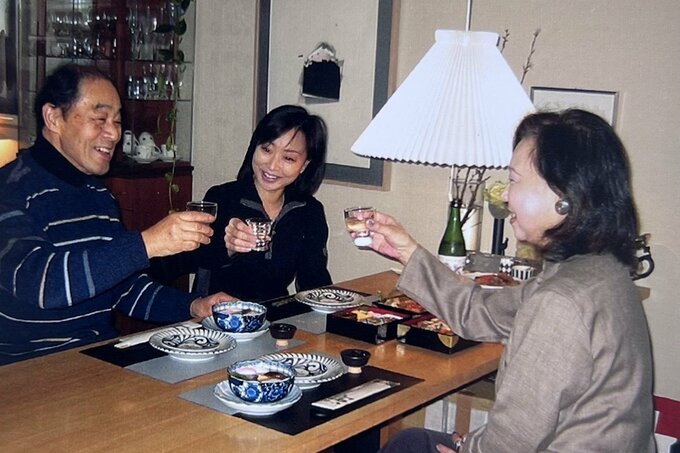 川上麻衣子さん家族3人写真