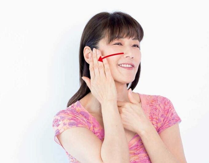 鼻の横から下あごのつけ根に向かってなでる様子