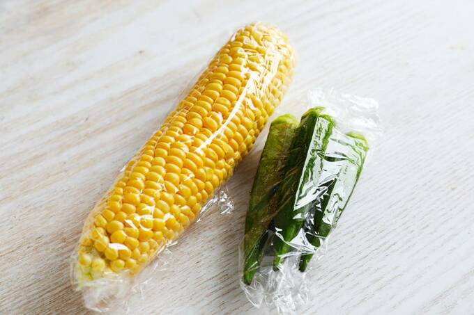 ラップに包まれたトウモロコシとオクラ