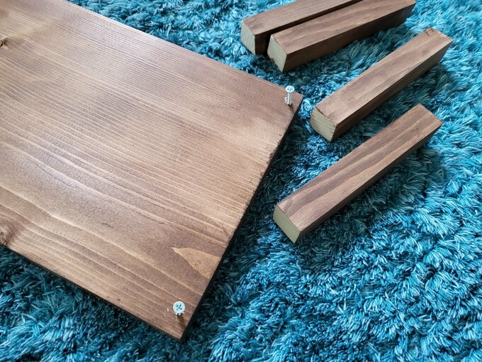 テーブルの脚を取りつける