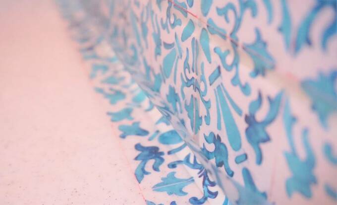 壁と台の隅の部分にテープ